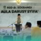 Bupati Jember, Muhammad Fawait, saat sambutan dalam agenda Bakti Sosial Kesehatan di Aula Darusy Syifa, RSD dr. Soebandi, Jember.(Foto: Fadli/Frensia). 