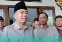 (Tengah memakai peci hitam) Bupati Jember, Muhammad Fawait, saat setelah menggelar acara Bakti Sosial Kesehatan di RSD dr. Soebandi Jember. (Foto: Fadli/Frensia). 
