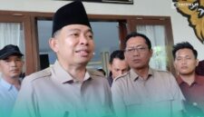 (Tengah memakai peci hitam) Bupati Jember, Muhammad Fawait, saat setelah menggelar acara Bakti Sosial Kesehatan di RSD dr. Soebandi Jember. (Foto: Fadli/Frensia). 
