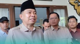 (Tengah memakai peci hitam) Bupati Jember, Muhammad Fawait, saat setelah menggelar acara Bakti Sosial Kesehatan di RSD dr. Soebandi Jember. (Foto: Fadli/Frensia). 