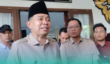 (Tengah) Bupati Jember, Muhammad Fawait, saat setelah menggelar acara Bakti Sosial Kesehatan di RSD dr. Soebandi Jember. (Foto: Fadli/Frensia).
