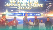Rektor Universitas dr. Soebandi (UDS) Jember, Andi Eka Pranata, S.ST., S.Kep., Ns., M.Kes, saat menerima penghargaan dari AIPNI (Foto: Humas UDS Jember). 