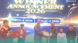 Rektor Universitas dr. Soebandi (UDS) Jember, Andi Eka Pranata, S.ST., S.Kep., Ns., M.Kes, saat menerima penghargaan dari AIPNI (Foto: Humas UDS Jember). 