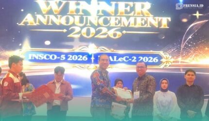Rektor Universitas dr. Soebandi (UDS) Jember, Andi Eka Pranata, S.ST., S.Kep., Ns., M.Kes, saat menerima penghargaan dari AIPNI (Foto: Humas UDS Jember).