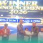 Rektor Universitas dr. Soebandi (UDS) Jember, Andi Eka Pranata, S.ST., S.Kep., Ns., M.Kes, saat menerima penghargaan dari AIPNI (Foto: Humas UDS Jember). 