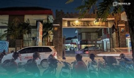 Suasana Gedung Mapolres Jember saat malam hari. (Foto: Istimewa).