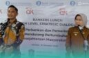 Kepala Otoritas Jasa Keuangan (OJK) Kabupaten Jember, Aris Budiman (kiri), Bupati Lumajang, Indah Amperawati (kanan), seusai acara Bankers Lunch di Kantor OJK Jember (Foto: Fadli/Frensia). 