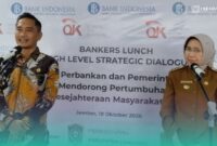 Kepala Otoritas Jasa Keuangan (OJK) Kabupaten Jember, Aris Budiman (kiri), Bupati Lumajang, Indah Amperawati (kanan), seusai acara Bankers Lunch di Kantor OJK Jember (Foto: Fadli/Frensia). 
