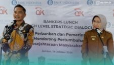 Kepala Otoritas Jasa Keuangan (OJK) Kabupaten Jember, Aris Budiman (kiri), Bupati Lumajang, Indah Amperawati (kanan), seusai acara Bankers Lunch di Kantor OJK Jember (Foto: Fadli/Frensia). 