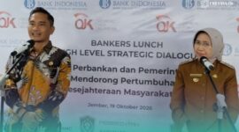 Kepala Otoritas Jasa Keuangan (OJK) Kabupaten Jember, Aris Budiman (kiri), Bupati Lumajang, Indah Amperawati (kanan), seusai acara Bankers Lunch di Kantor OJK Jember (Foto: Fadli/Frensia). 