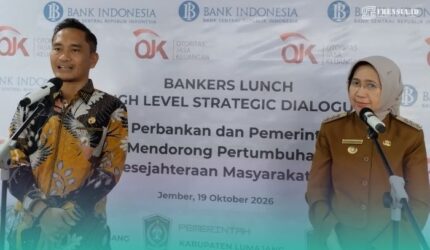 Kepala Otoritas Jasa Keuangan (OJK) Kabupaten Jember, Aris Budiman (kiri), Bupati Lumajang, Indah Amperawati (kanan), sesuai acara Bankers Lunch di Kantor OJK Jember (Foto: Fadli/Frensia).