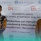 Kepala Otoritas Jasa Keuangan (OJK) Kabupaten Jember, Aris Budiman (kiri), Bupati Lumajang, Indah Amperawati (kanan), seusai acara Bankers Lunch di Kantor OJK Jember (Foto: Fadli/Frensia). 