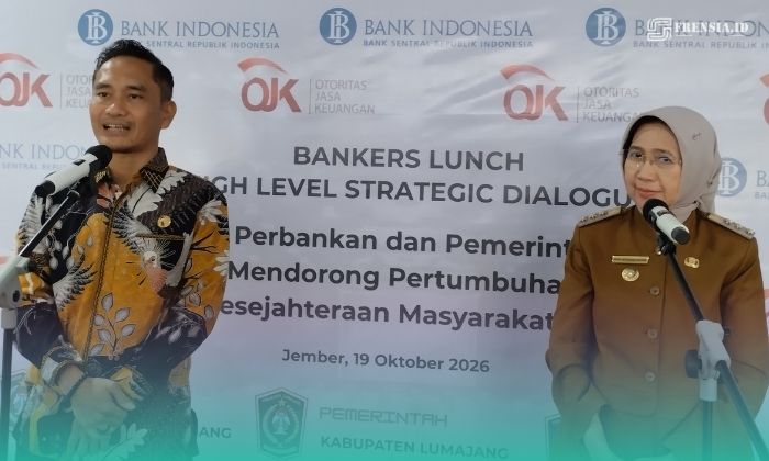 Kepala Otoritas Jasa Keuangan (OJK) Kabupaten Jember, Aris Budiman (kiri), Bupati Lumajang, Indah Amperawati (kanan), seusai acara Bankers Lunch di Kantor OJK Jember (Foto: Fadli/Frensia). 