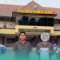 RW (kanan) bersama Penasehat Hukumnya Rizal Mahmudi (kiri), saat melaporkan peristiwa dugaan penipuan ke Kepolisian Resor (Polres) Lumajang, pada Senin (19/10/2026). (Foto: Istimewa). 