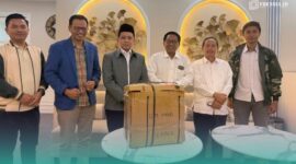 Panitia Penjaringan Rektor UIN KHAS Jember saat menyerahkan kelengkapan berkas dari seluruh calon rektor UIN KHAS Jember ke Kementerian Agama RI. (Foto: Humas UIN KHAS Jember). 