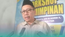 Anggota Komisi X DPR RI Fraksi Golkar, Muhamad Nur Purnamasidi, seusai menghadiri Workshop Kepemimpinan, di Institut Teknologi dan Sains Mandala (ITSM) Jember (Foto: Febri). 
