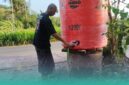 Ketua RT 001/RW 006, Dusun Kasengan, Desa Gumuksari, Kecamatan Kalisat, Suhermanto, saat mengecek kondisi tandon, setelah diisi ulang air bersih oleh BPBD Jember. (Foto: Fadli/Ketik.com).