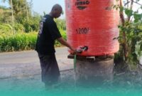 Ketua RT 001/RW 006, Dusun Kasengan, Desa Gumuksari, Kecamatan Kalisat, Suhermanto, saat mengecek kondisi tandon, setelah diisi ulang air bersih oleh BPBD Jember. (Foto: Fadli/Ketik.com).