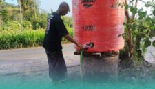 Ketua RT 001/RW 006, Dusun Kasengan, Desa Gumuksari, Kecamatan Kalisat, Suhermanto, saat mengecek kondisi tandon, setelah diisi ulang air bersih oleh BPBD Jember. (Foto: Fadli/Ketik.com).