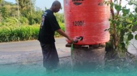 Ketua RT 001/RW 006, Dusun Kasengan, Desa Gumuksari, Kecamatan Kalisat, Suhermanto, saat mengecek kondisi tandon, setelah diisi ulang air bersih oleh BPBD Jember. (Foto: Fadli/Ketik.com).