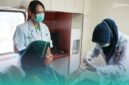 Saat mengecek golongan darah penumpang oleh petugas medis analis laboratorium Rail Clinic PT KAI (Persero) Daop 9 Jember (Foto: Sigit/Frensia). 