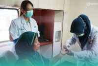 Saat mengecek golongan darah penumpang oleh petugas medis analis laboratorium Rail Clinic PT KAI (Persero) Daop 9 Jember (Foto: Sigit/Frensia). 