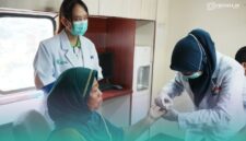 Saat mengecek golongan darah penumpang oleh petugas medis analis laboratorium Rail Clinic PT KAI (Persero) Daop 9 Jember (Foto: Sigit/Frensia). 