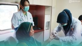 Saat mengecek golongan darah penumpang oleh petugas medis analis laboratorium Rail Clinic PT KAI (Persero) Daop 9 Jember (Foto: Sigit/Frensia). 