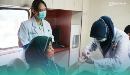 Saat mengecek golongan darah penumpang oleh petugas medis analis laboratorium Rail Clinic PT KAI (Persero) Daop 9 Jember (Foto: Sigit/Frensia).