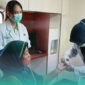 Saat mengecek golongan darah penumpang oleh petugas medis analis laboratorium Rail Clinic PT KAI (Persero) Daop 9 Jember (Foto: Sigit/Frensia). 