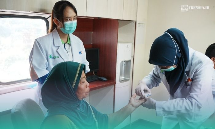 Saat mengecek golongan darah penumpang oleh petugas medis analis laboratorium Rail Clinic PT KAI (Persero) Daop 9 Jember (Foto: Sigit/Frensia). 