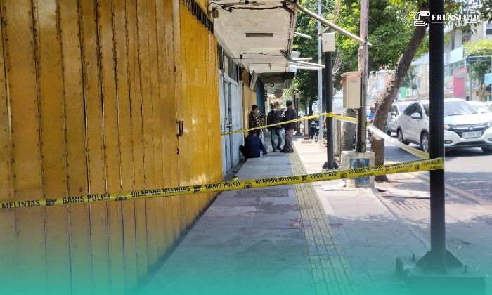 Kondisi Toko Emas Murni di Jalan Sultan Agung, Kelurahan Kepatihan, Kecamatan Kaliwates, Jember, setelah terjadi perampokan. (Foto: Fadli/Frensia). 