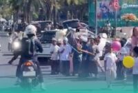Mobil Toyota Yaris putih, yang dikendarai perampok Toko Mas Murni di Jalan Sultan Agung, Kelurahan Kepatihan, Kecamatan Kaliwates, Jember, melaju kencang nyaris menabrak siswa sekolah. (Foto: tangkapan layar dari akun Instagram @Info Jember).