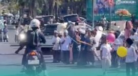 Mobil Toyota Yaris putih, yang dikendarai perampok Toko Mas Murni di Jalan Sultan Agung, Kelurahan Kepatihan, Kecamatan Kaliwates, Jember, melaju kencang nyaris menabrak siswa sekolah. (Foto: tangkapan layar dari akun Instagram @Info Jember). 