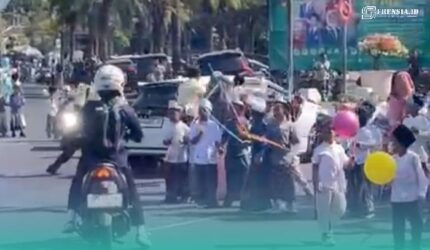 Mobil Toyota Yaris putih, yang dikendarai perampok Toko Mas Murni di Jalan Sultan Agung, Kelurahan Kepatihan, Kecamatan Kaliwates, Jember, melaju kencang nyaris menabrak siswa sekolah. (Foto: tangkapan layar dari akun Instagram @Info Jember).
