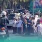 Mobil Toyota Yaris putih, yang dikendarai perampok Toko Mas Murni di Jalan Sultan Agung, Kelurahan Kepatihan, Kecamatan Kaliwates, Jember, melaju kencang nyaris menabrak siswa sekolah. (Foto: tangkapan layar dari akun Instagram @Info Jember). 