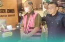 Tersangka berinisial S setelah dilakukan penyidikan oleh Kejaksaan Negeri Jember (Foto: Sigit/Frensia). 