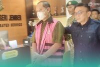 Tersangka berinisial S setelah dilakukan penyidikan oleh Kejaksaan Negeri Jember (Foto: Sigit/Frensia). 
