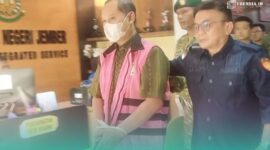 Tersangka berinisial S setelah dilakukan penyidikan oleh Kejaksaan Negeri Jember (Foto: Sigit/Frensia). 