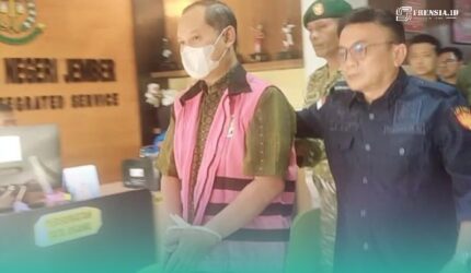 Tersangka berinisial S setelah dilakukan penyidikan oleh Kejaksaan Negeri Jember (Foto: Sigit/Frensia).