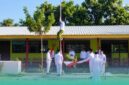 Wakil Sekretaris PCNU Situbondo, Gus Lukman Hakim, saat memanjat tiang bendera di upacara Peringatan Hari Santri Nasional 2026. (Foto: Istimewa). 