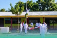 Wakil Sekretaris PCNU Situbondo, Gus Lukman Hakim, saat memanjat tiang bendera di upacara Peringatan Hari Santri Nasional 2026. (Foto: Istimewa). 