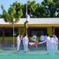 Wakil Sekretaris PCNU Situbondo, Gus Lukman Hakim, saat memanjat tiang bendera di upacara Peringatan Hari Santri Nasional 2026. (Foto: Istimewa). 