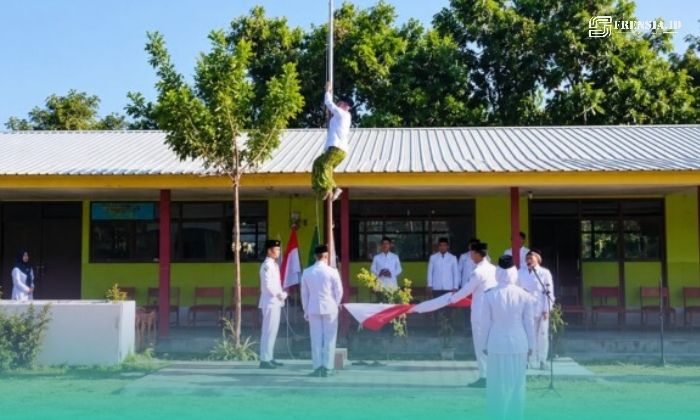 Wakil Sekretaris PCNU Situbondo, Gus Lukman Hakim, saat memanjat tiang bendera di upacara Peringatan Hari Santri Nasional 2026. (Foto: Istimewa). 