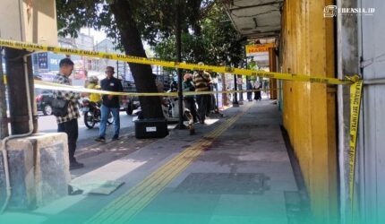 Kondisi Toko Emas Murni di Jalan Sultan Agung, Kelurahan Kepatihan, Kecamatan Kaliwates, Jember, setelah terjadi perampokan. (Foto: Fadli/Frensia).