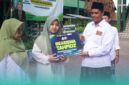 Iffah Jauharoh Dina Salsabila, Mahasiswa Program Studi Manajemen Bisnis Syariah Fakultas Ekonomi dan Bisnis Islam (FEBI) UIJ, angkatan 2025, saat menerima Beasiswa Tahfidz, dari Rektor Universitas Islam Jember (UIJ), Ahmad Halid (kanan). (Foto: Humas UIJ). 