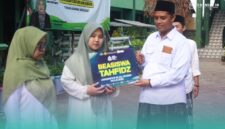 Iffah Jauharoh Dina Salsabila, Mahasiswa Program Studi Manajemen Bisnis Syariah Fakultas Ekonomi dan Bisnis Islam (FEBI) UIJ, angkatan 2025, saat menerima Beasiswa Tahfidz, dari Rektor Universitas Islam Jember (UIJ), Ahmad Halid (kanan). (Foto: Humas UIJ).