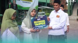 Iffah Jauharoh Dina Salsabila, Mahasiswa Program Studi Manajemen Bisnis Syariah Fakultas Ekonomi dan Bisnis Islam (FEBI) UIJ, angkatan 2025, saat menerima Beasiswa Tahfidz, dari Rektor Universitas Islam Jember (UIJ), Ahmad Halid (kanan). (Foto: Humas UIJ). 