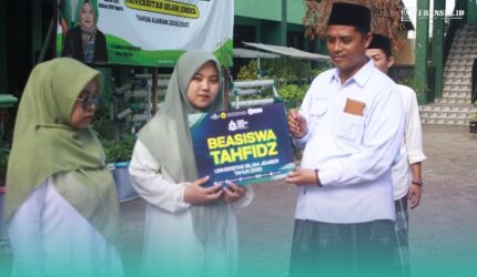 Iffah Jauharoh Dina Salsabila, Mahasiswa Program Studi Manajemen Bisnis Syariah Fakultas Ekonomi dan Bisnis Islam (FEBI) UIJ, angkatan 2025, saat menerima Beasiswa Tahfidz, dari Rektor Universitas Islam Jember (UIJ), Ahmad Halid (kanan). (Foto: Humas UIJ).
