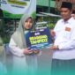 Iffah Jauharoh Dina Salsabila, Mahasiswa Program Studi Manajemen Bisnis Syariah Fakultas Ekonomi dan Bisnis Islam (FEBI) UIJ, angkatan 2025, saat menerima Beasiswa Tahfidz, dari Rektor Universitas Islam Jember (UIJ), Ahmad Halid (kanan). (Foto: Humas UIJ). 